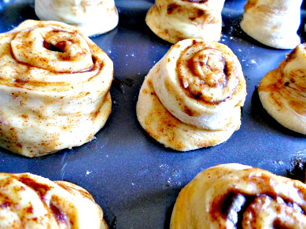 cinnamon rolls on baking tray