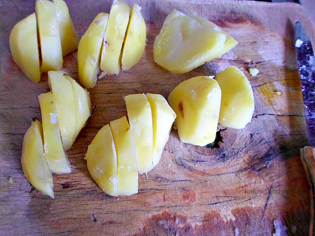 slicing potatoes for viazi karai
