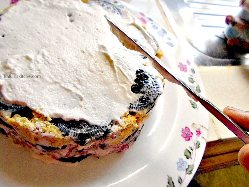whipping cream top layer of oreo  icebox cake