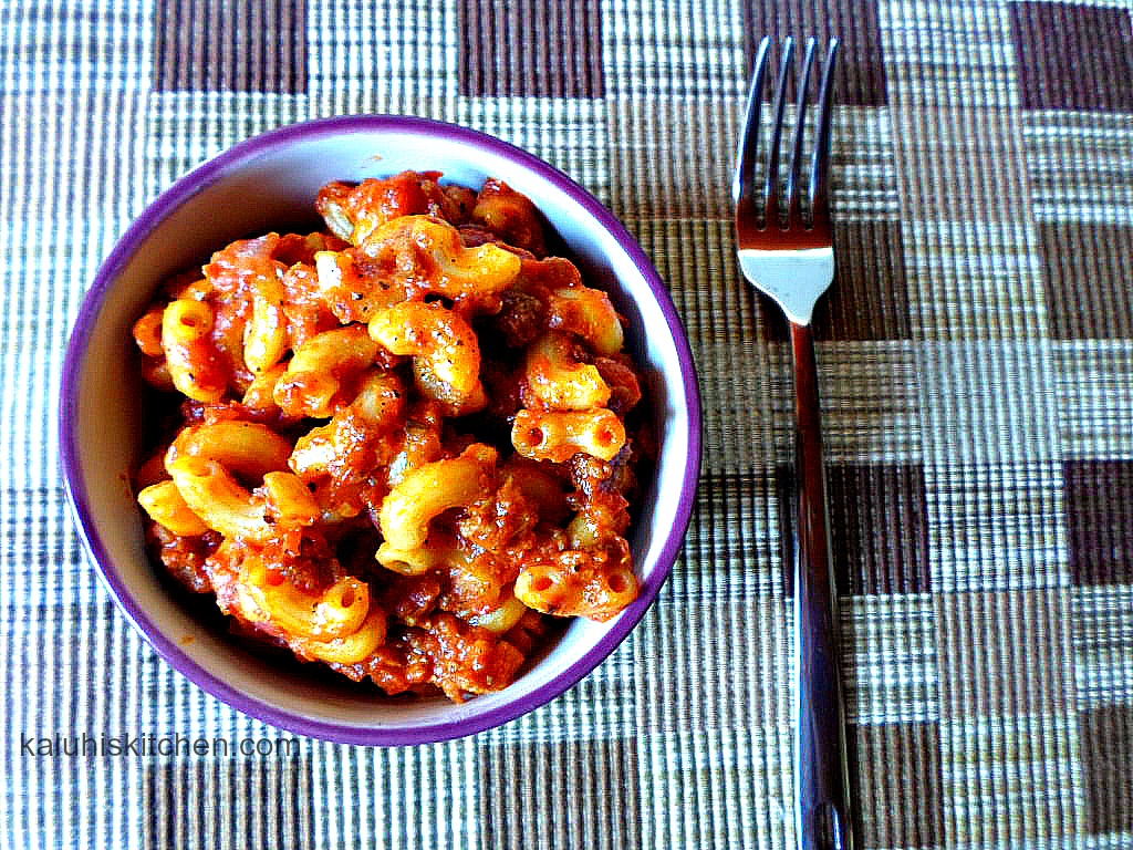macaroni in tomatoes and basil