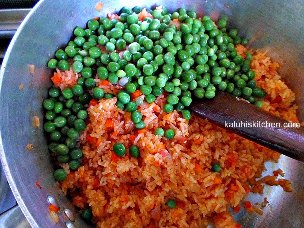 adding peas to peas and red bell pepper fried rice_fried rice recipes