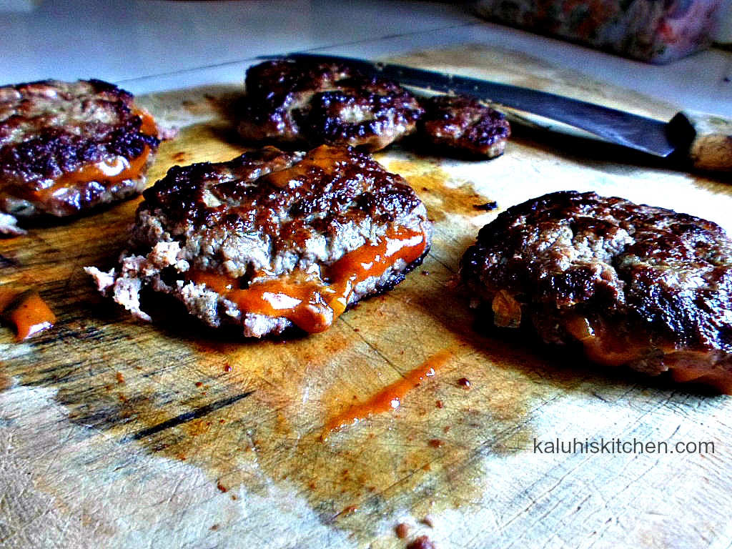 burger filling with homemade barbecue sauce_barbecue sauce helps keep the pattie moist_best burger recipes_homemade burgers