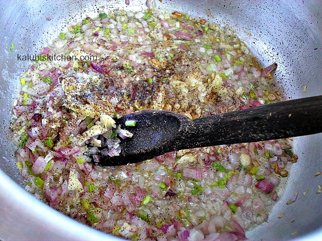 red onion with green onion saute. Onion saute recipes_njahi