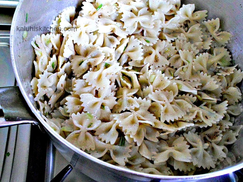 farfalle stir fry_spring onion and cumin seed farfalle stir fry_farfalle stir fry seasoned with black pepper