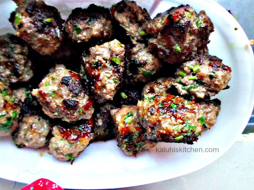 letting meat rest for a while relaxes its muscles and realeases its juices making it super moist and really tender_How to make meatballs_meatball recipes