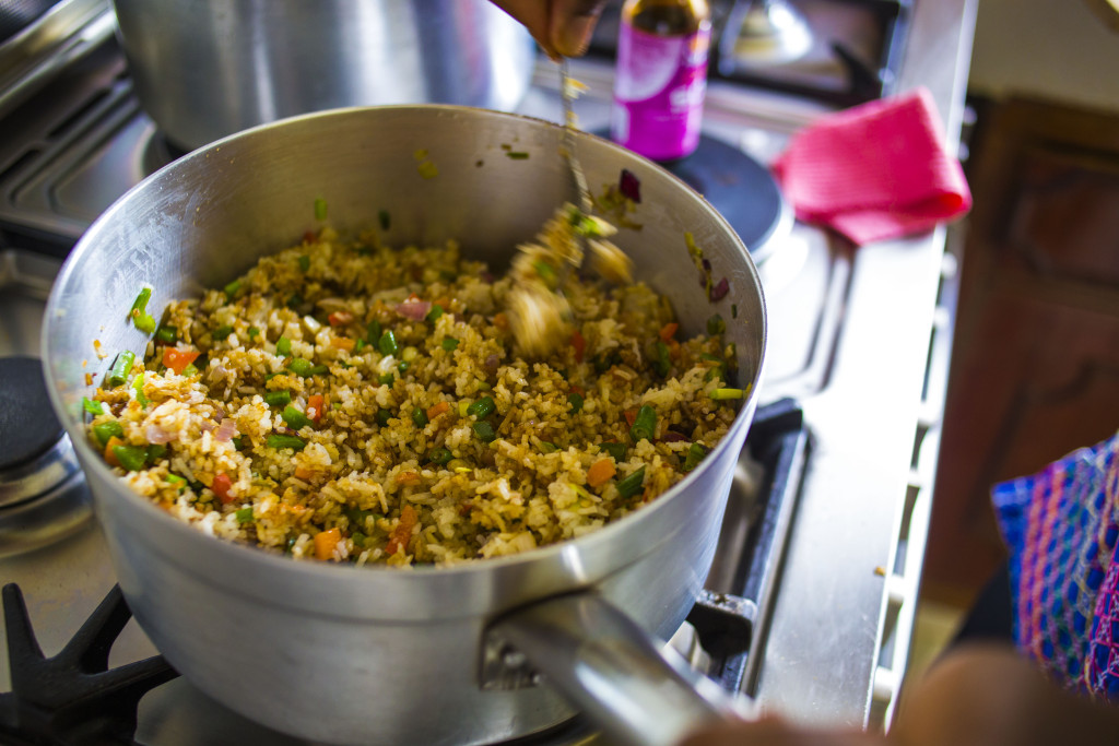 mixing cooked rice into french beans and carrots_vegetable fried rice