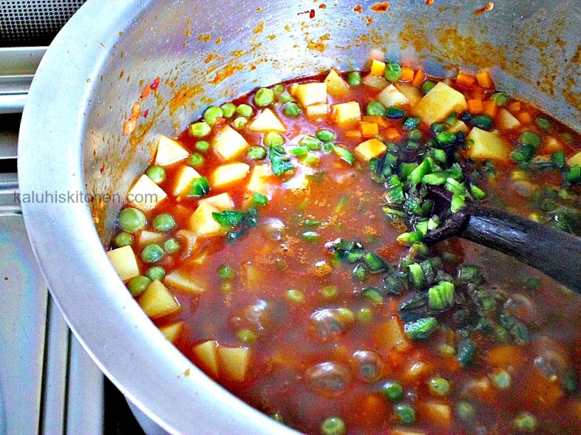 adding the green bell peppers and the peas towards the end allows them to retain their color and texture long after the pea and potato stew is done