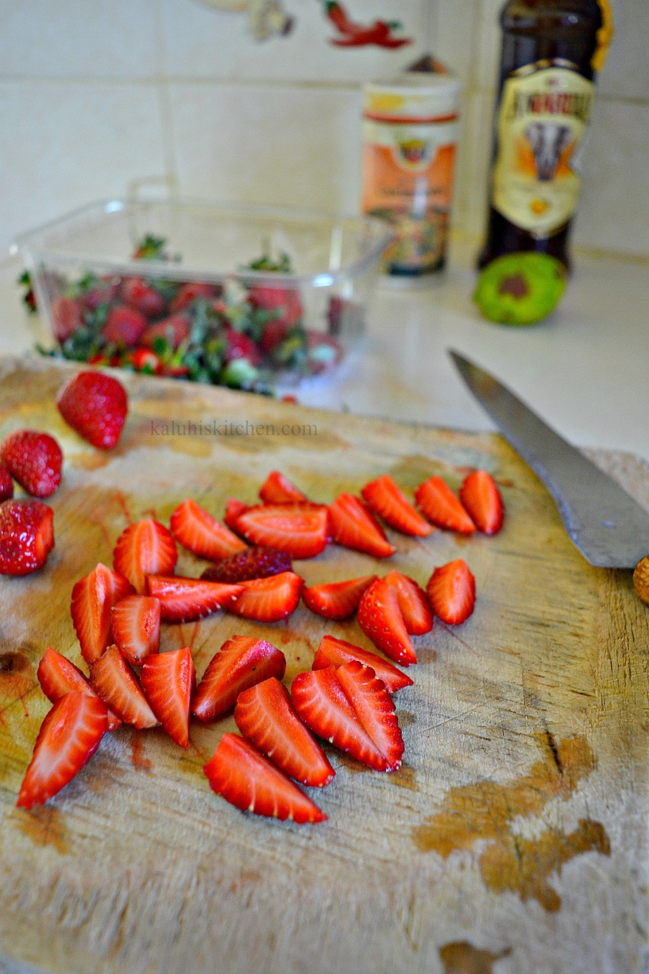 cut the strawberies in quarters so that the macerated strawberies have as much juice as possible