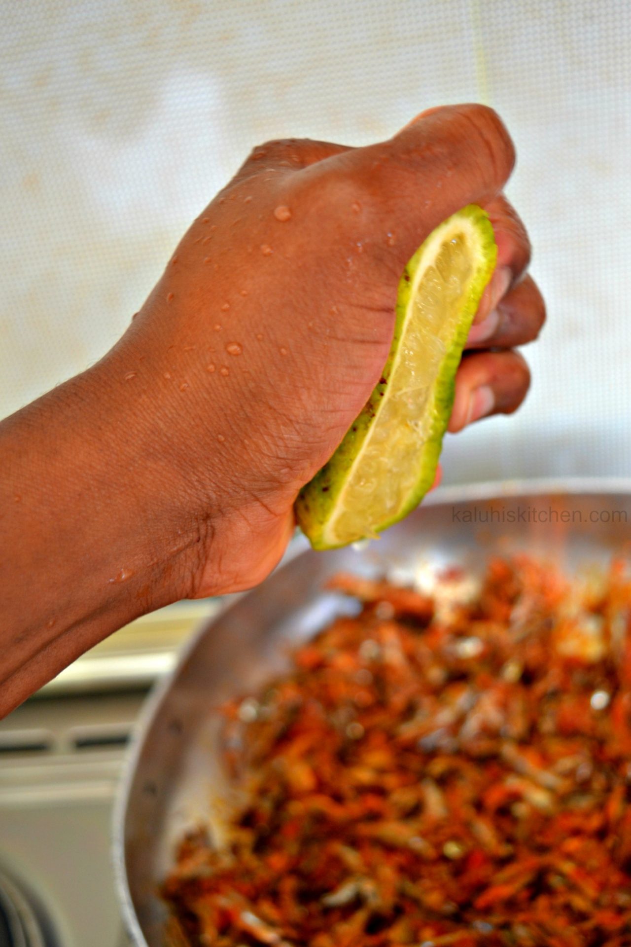 kenyan food bloggers_kaluhiskitchen.com_Squeezing fresh lemon juice to the omena livens up their flavor and ties everything up_kenyan food_kenyan food bloggers