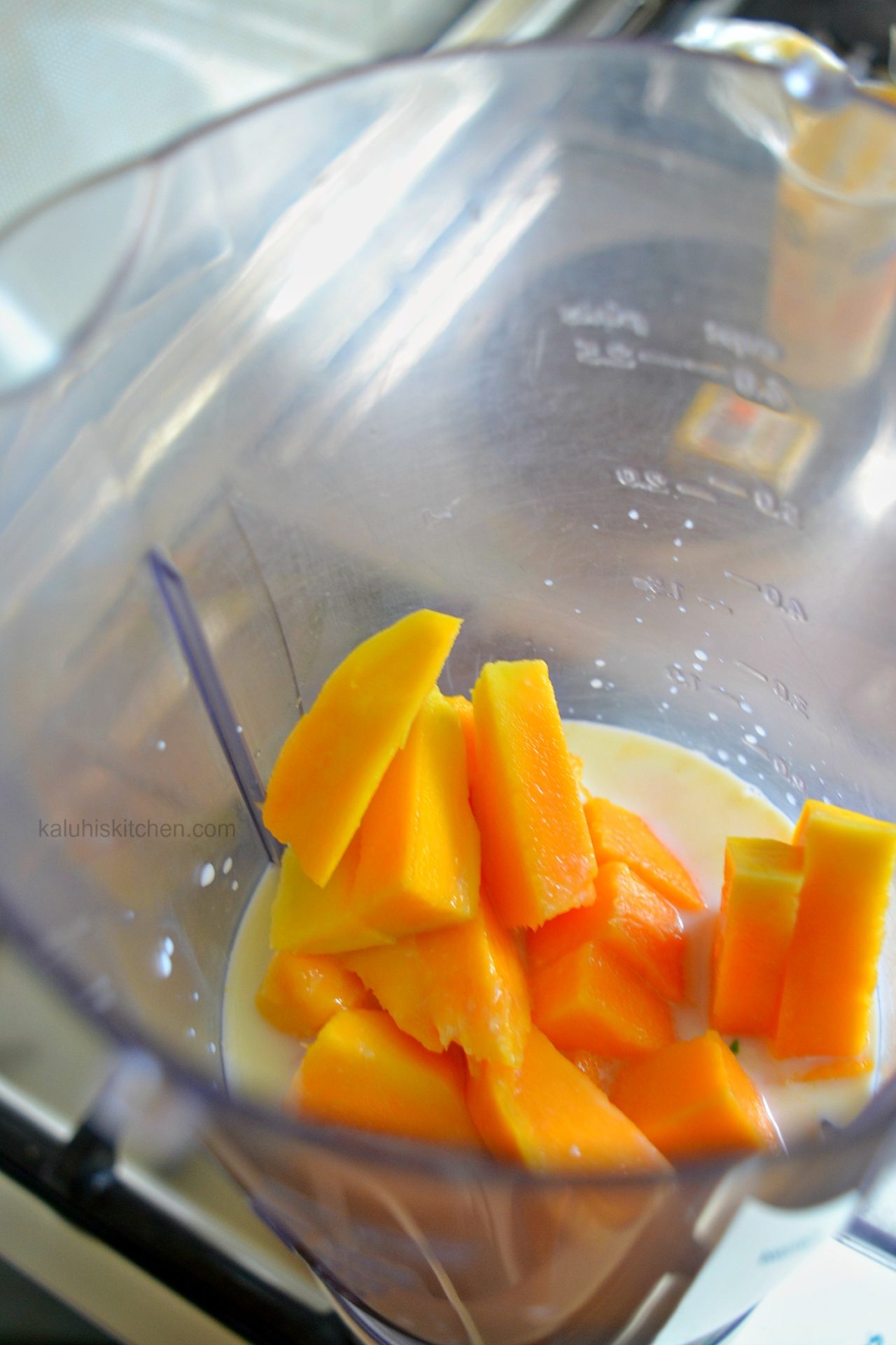 mango smoothie bowl_blending fresh mangoes, milk and yoghurt_kaluhiskitchen.com