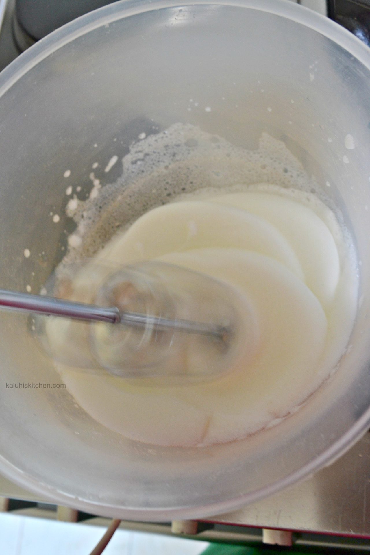 beat the sugar with egg whites i=until it becomes fluffy and white_how to make chocolate mousse