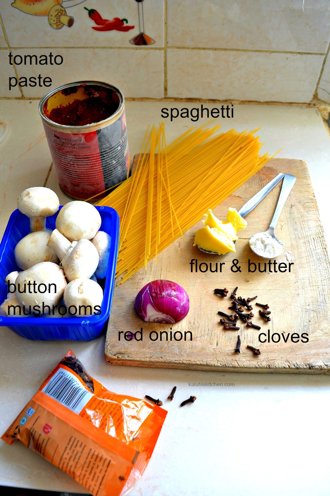 ingredients fo button mushroom and karafuu spaghetti_how to make spaghetti_kaluhiskitchen.com