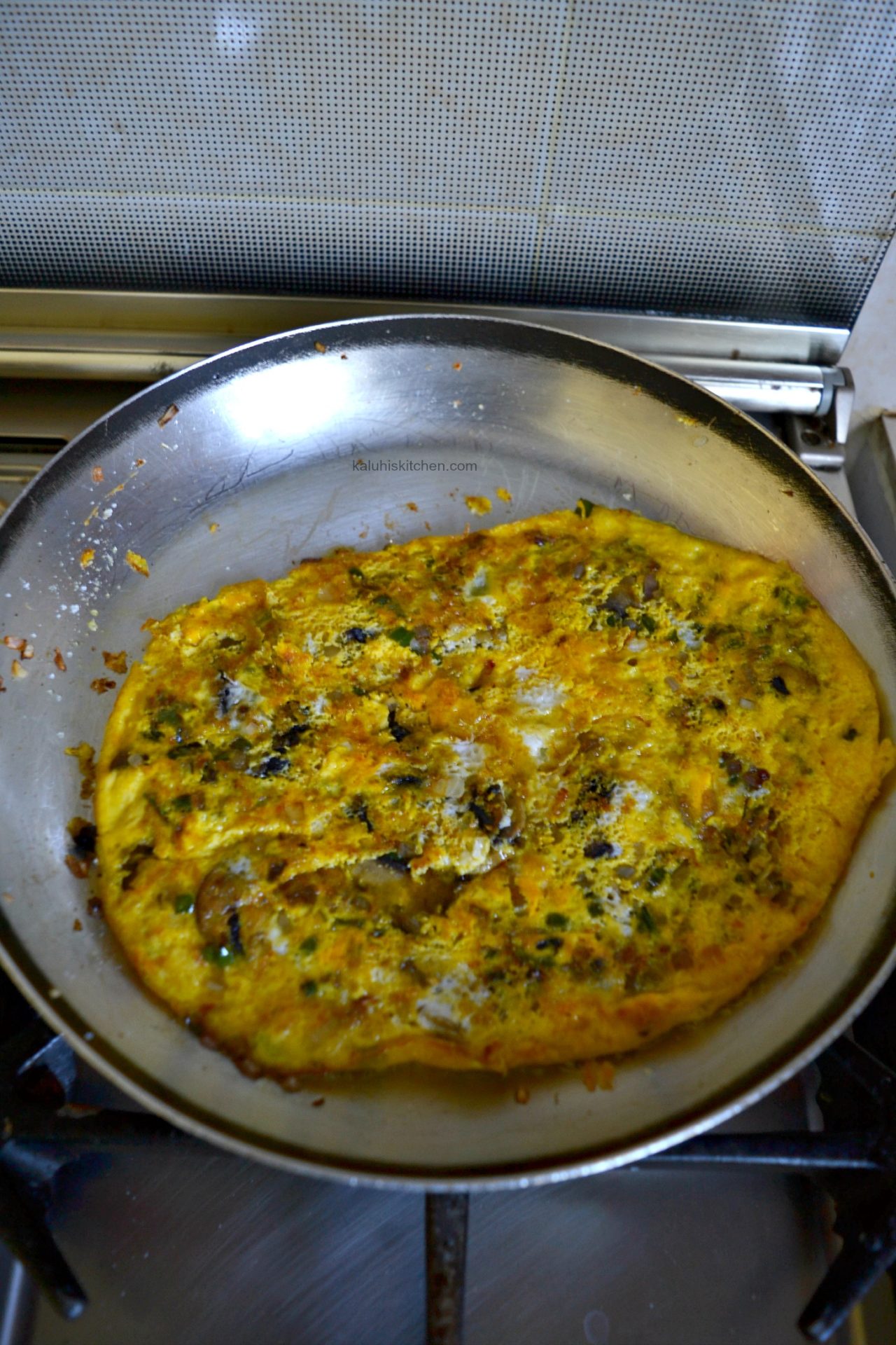 flip your omelette swiftly and in one sweep to aviod having it split_kaluhiskitchen.com_mushroom omelette
