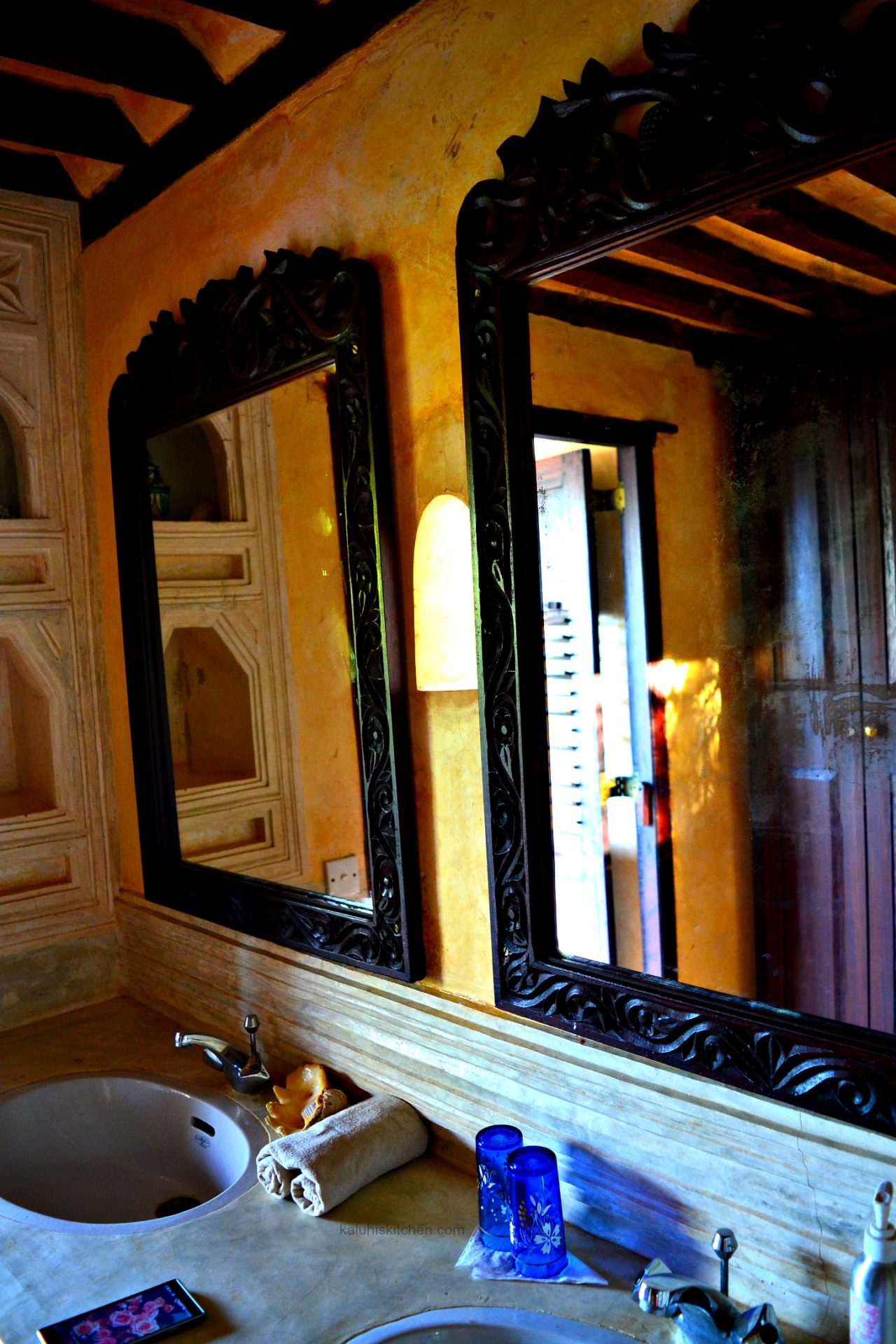 bathrooms at kiwandani house have a strong coastal feel and have the marble finishing and plaster unique to Lamu