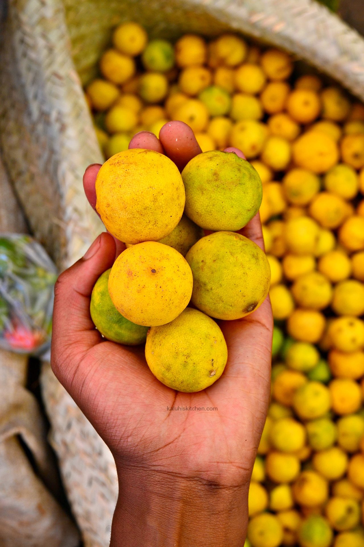 fresh limes are common through out thekenyan coast and are served as juice for both locals and forgeiners_lamu food fectival_kaluhiskitchen.com