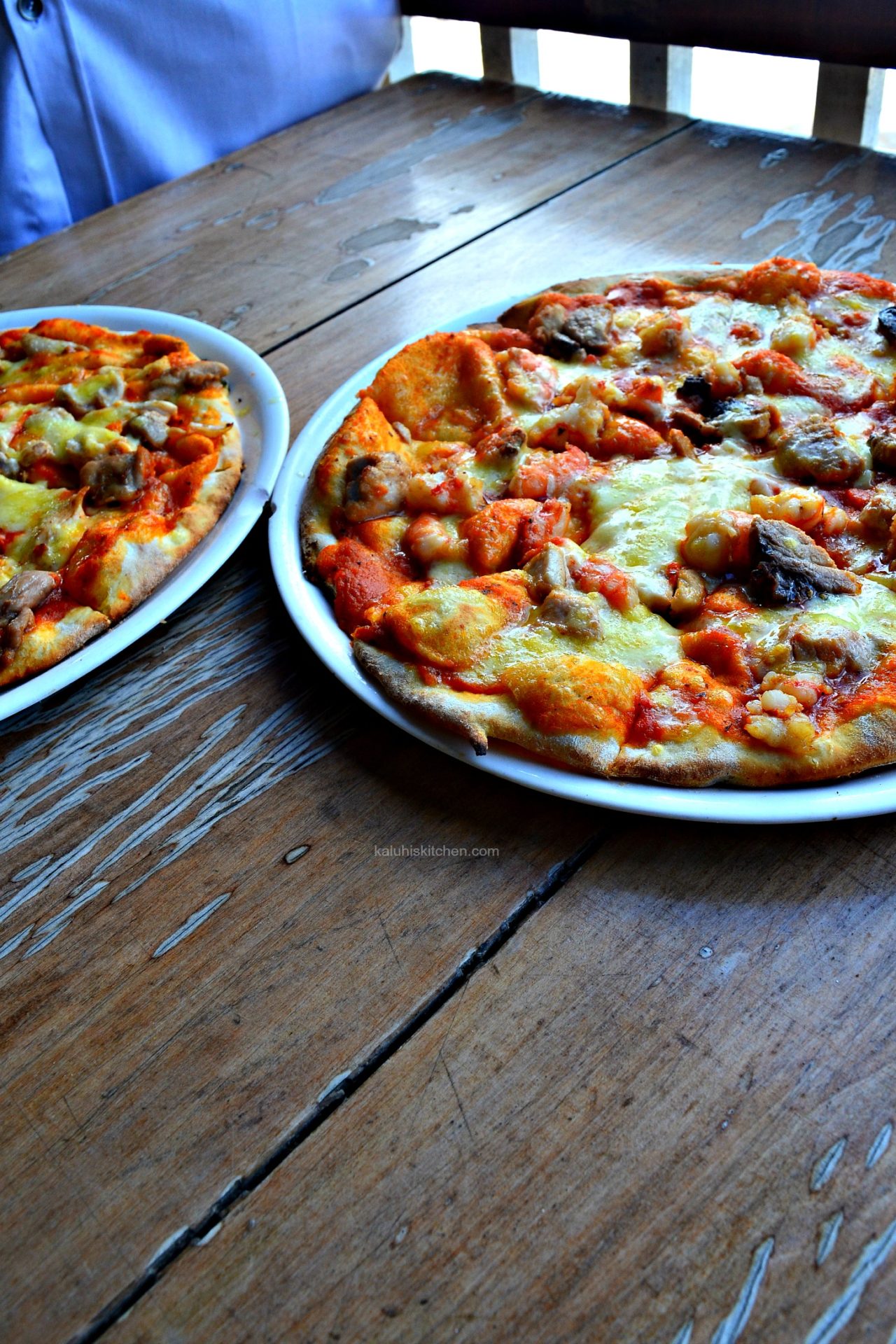 sea food pizza and chicken pizza served at the lamu papace hotel for onja bloggers at the lamu food festival 2016