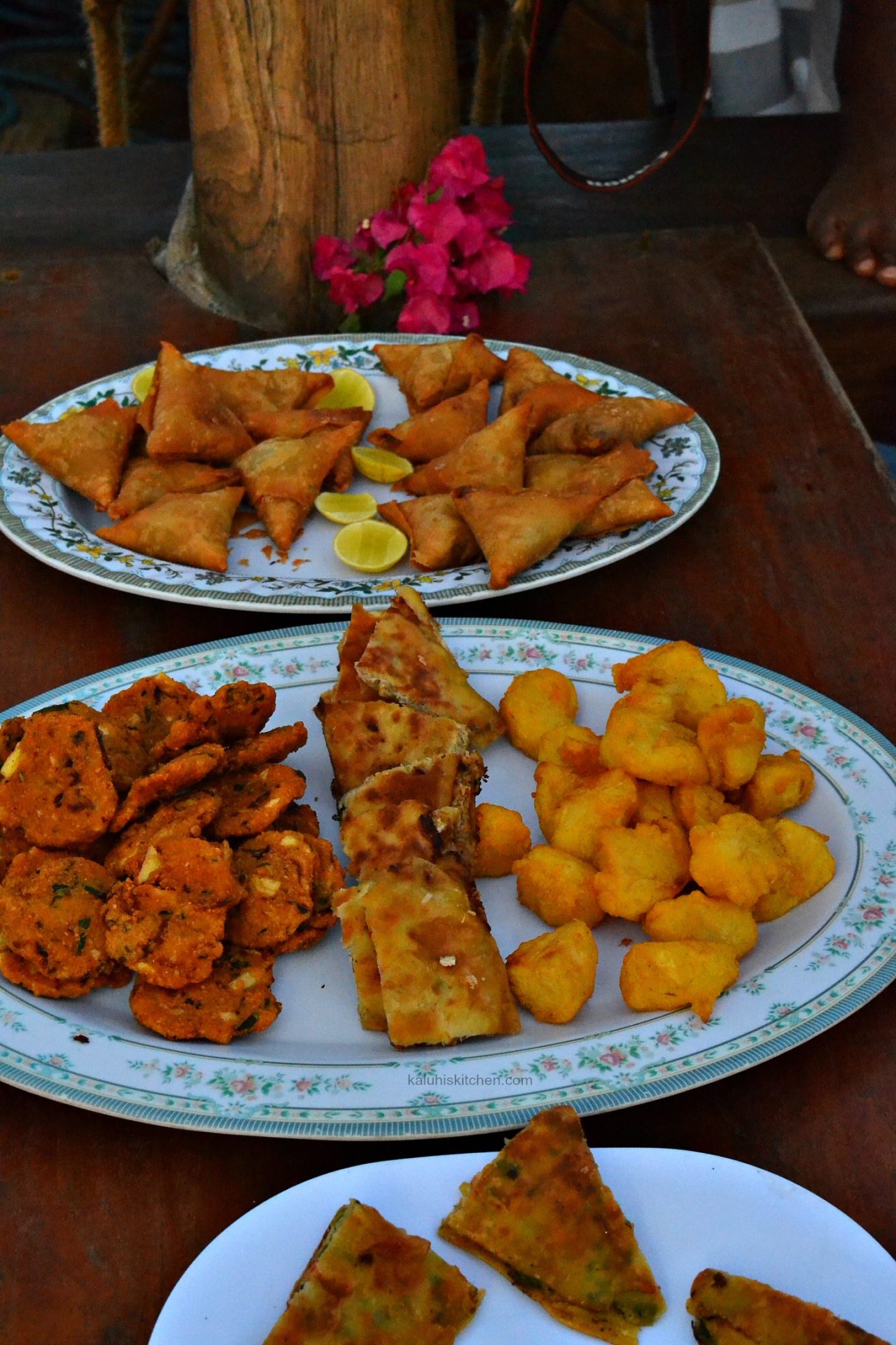 snacks served in the Lamu dhow cruise include viazi karai, mkate mayai, nhajia and samosa along with fresh lime juice, tamarind juice and orande juice_kaluhiskitchen.com