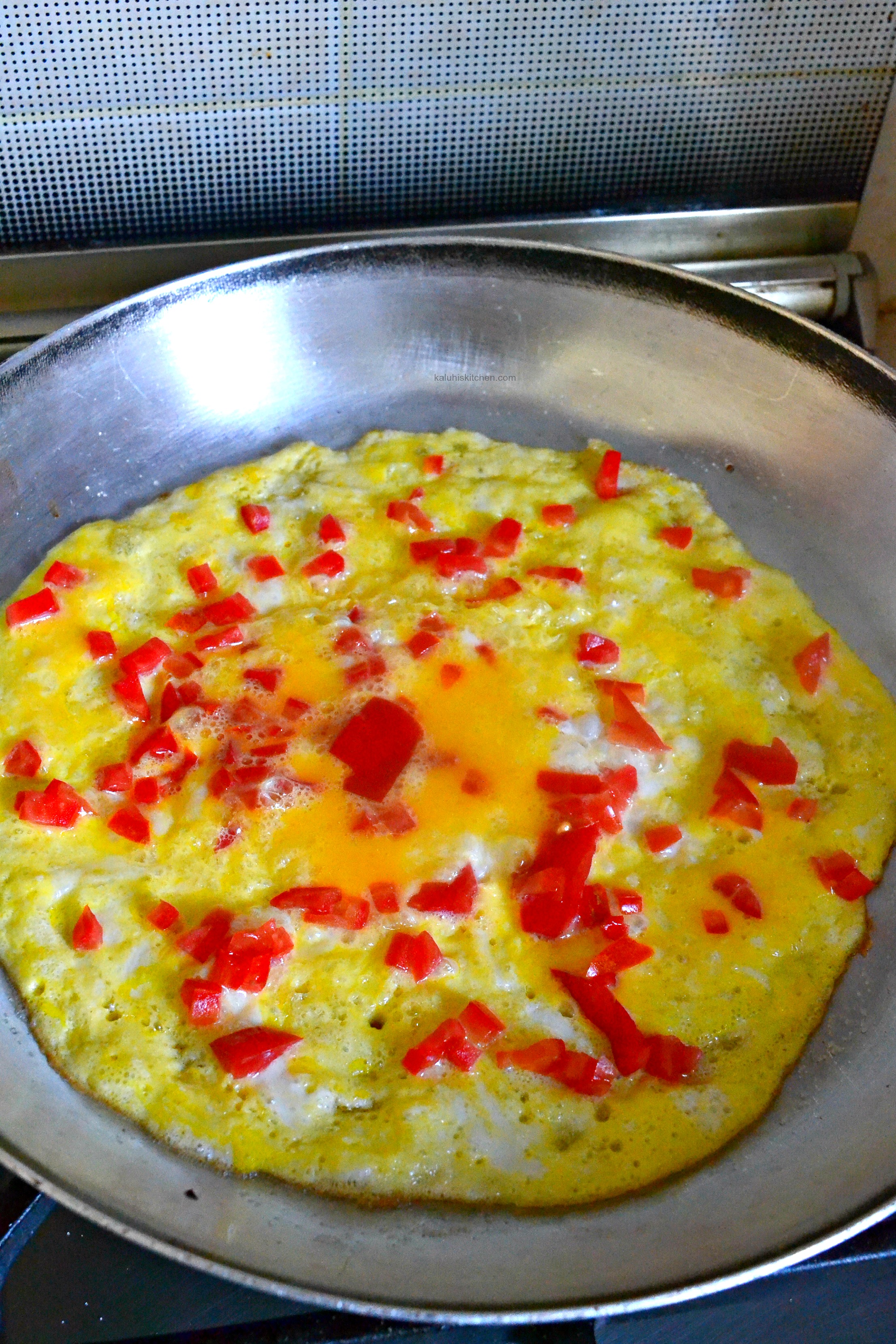 add-the-tomatoes-over-the-omelette-before-it-sets-so-that-it-cooks-together-with-it_kaluhiskitchen-com