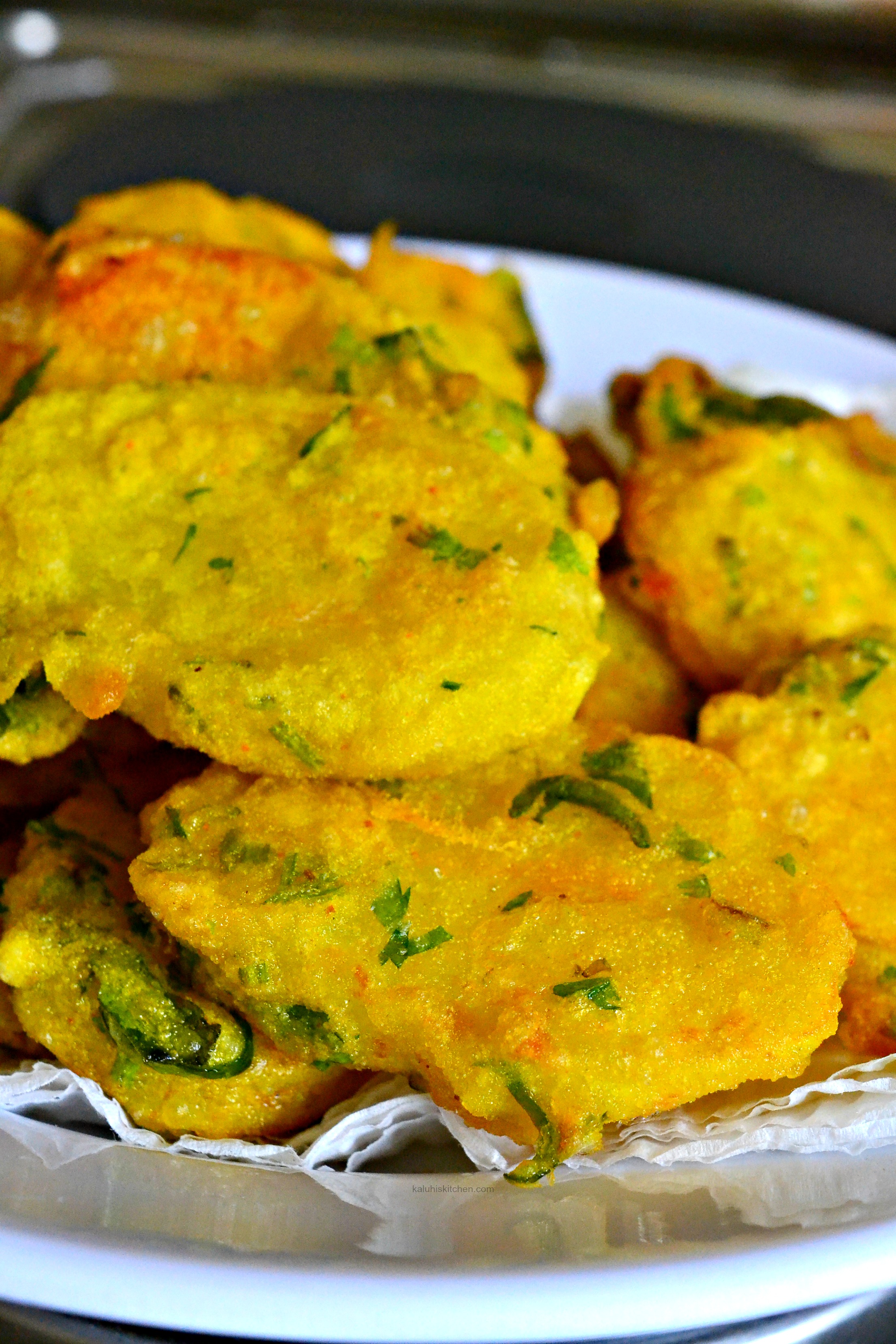 after-the-bhajia-are-done-cooking-set-them-aside-and-allow-excess-oil-to-drain-away_kaluhiskitchen-com