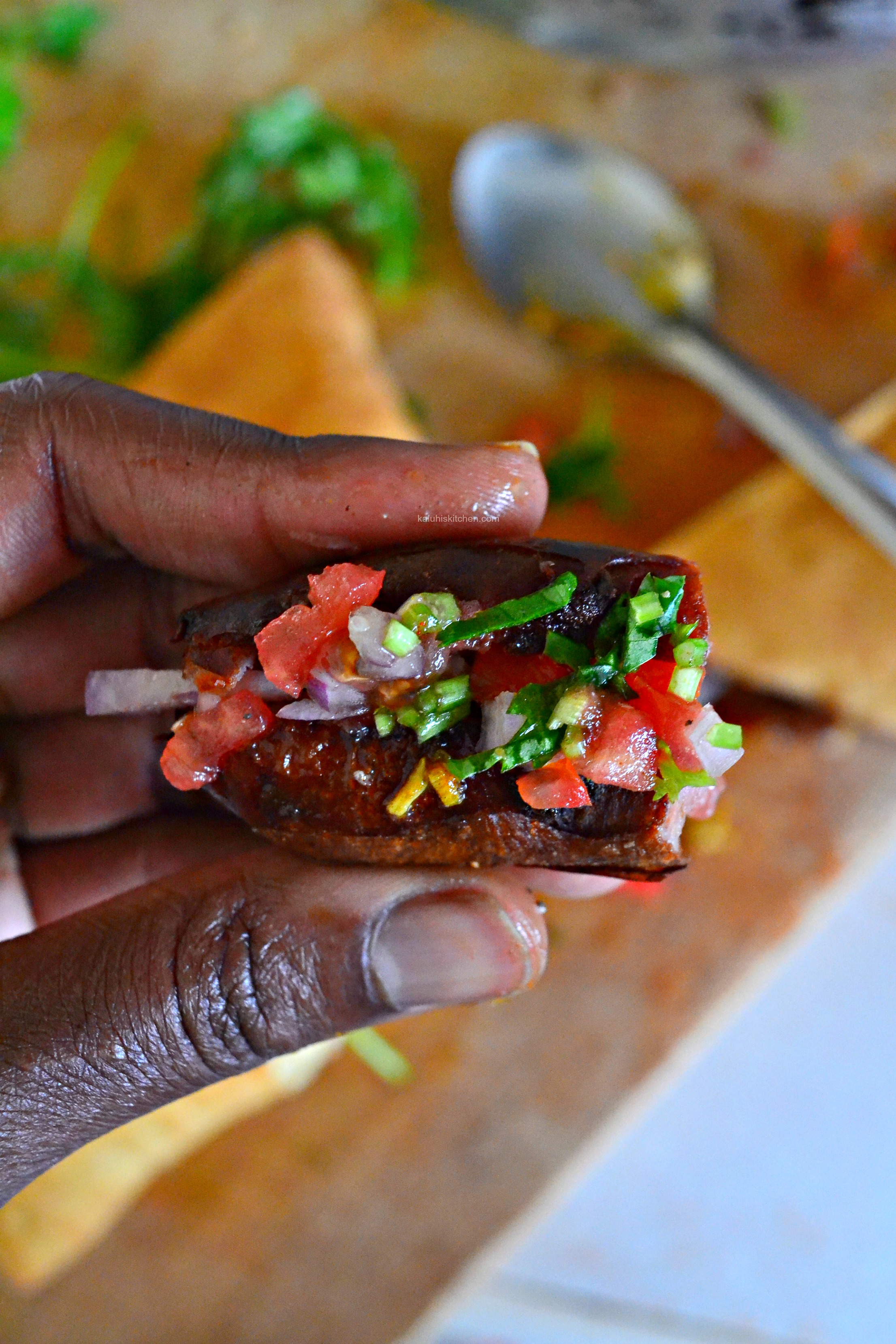 split-your-sausage-and-fill-the-cavity-with-fresh-kachumbari_sausage-pasua_kaluhiskitchen-com_kenyan-street-food_kenyan-food-bloggers